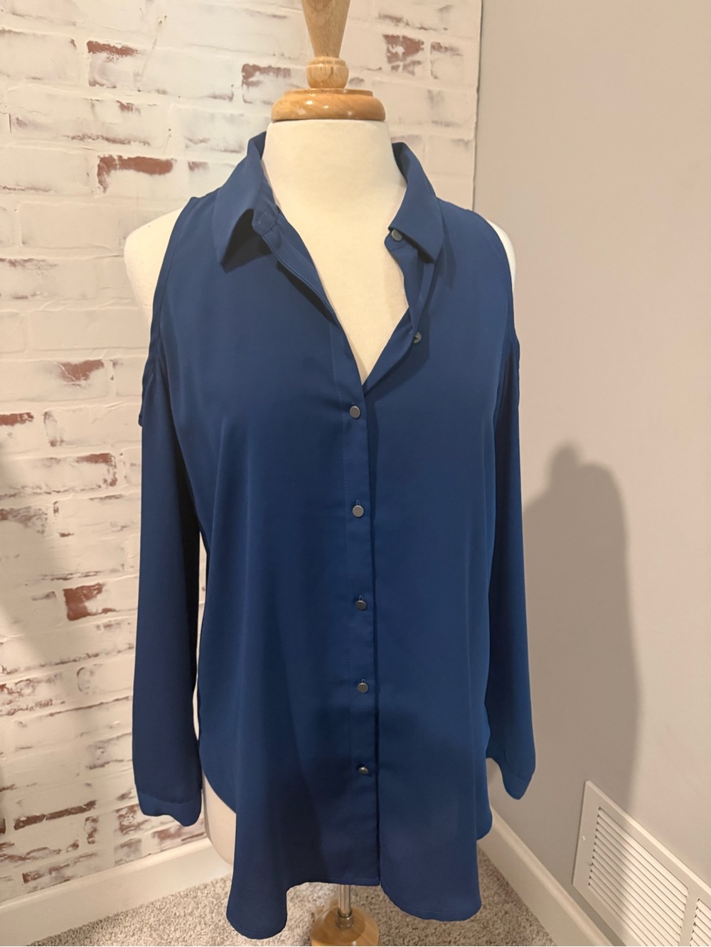 14th & Union Navy Blue Cold-Shoulder Button-Down Shirt